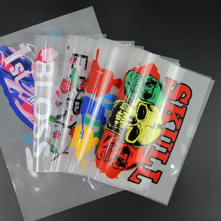 Voorbeeld Transfer folie Transparante vellen met kleurrijke sublimatie ontwerpen, welke op een transferfolie zijn geprint.