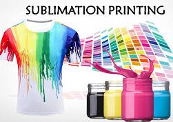 Kleurige sublimatieprint Kleurige sublimatieprint op shirt met verf en kleurmonsters op de achtergrond.