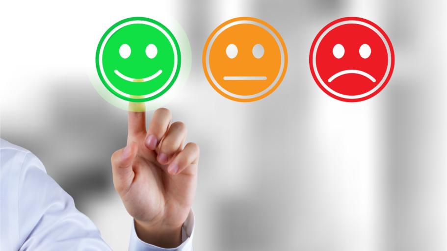 Happy smiley's Hand wijst naar drie emoticons: groen blij, oranje neutraal, rood verdrietig.